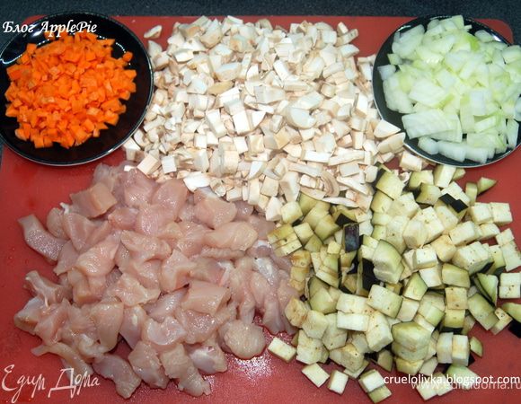 Овощи, мясо, айву и грибы порезать кубиками.