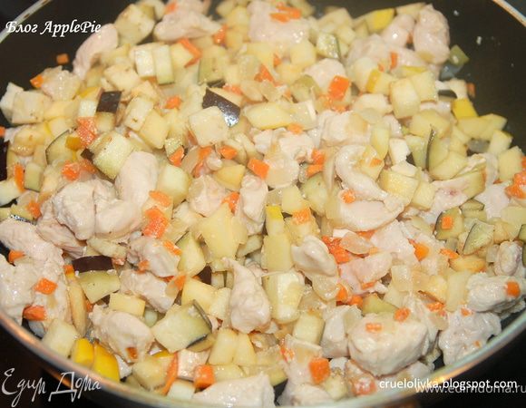 На растительном масле обжарить сначала лук, потом куриное филе. Когда мясо станет белым, добавить баклажаны и айву. Через 5 минут в тушение добавить грибы, посолить, поперчить. Через 10 минут снять с огня.