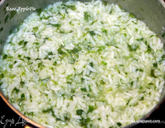 Рис отварить, откинуть на дуршлаг. Шпинат ошпарить, порезать крупно, смешать с рисом, добавить мелко рубленный листик шалфея, посолить. Если шпинат быстрозамороженный, как у меня, то его варить вместе с рисом согласно инструкции на упаковке.