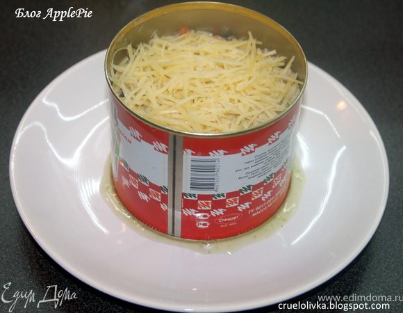 На порционной тарелке разместить форму в виде цилиндра (я использовала жестяную банку, у которой вырезала дно и крышку). В форму сначала выложить рис со шпинатом, затем рагу, сверху посыпать тертым пармезаном. Каждый слой слегка утрамбовать.Тарелку поставить в предварительно разогретую до 180 градусов духовку на 3 минуты. Форму аккуратно снять.