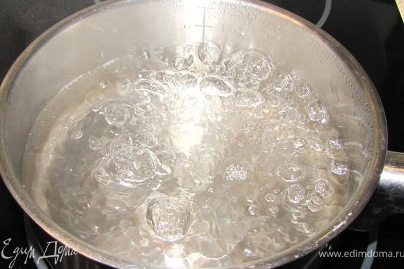 Наливаем холодную воду в кастрюлю, несколько большего размера, чем кусок мяса. У меня - сотейник. Нагреваем воду до кипения.