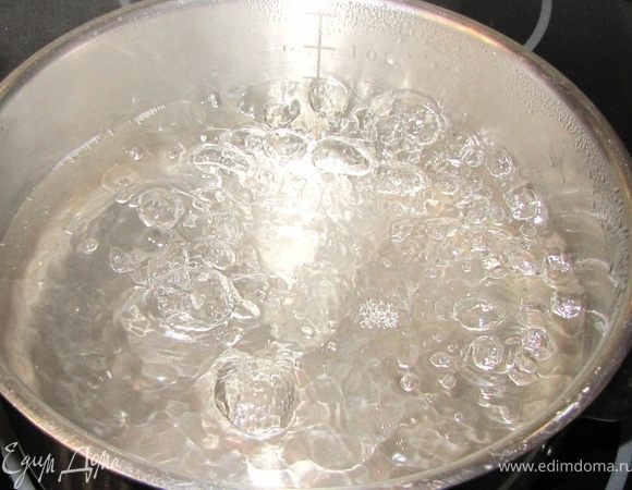 Наливаем холодную воду в кастрюлю, несколько большего размера, чем кусок мяса. У меня - сотейник.
Нагреваем воду до кипения.