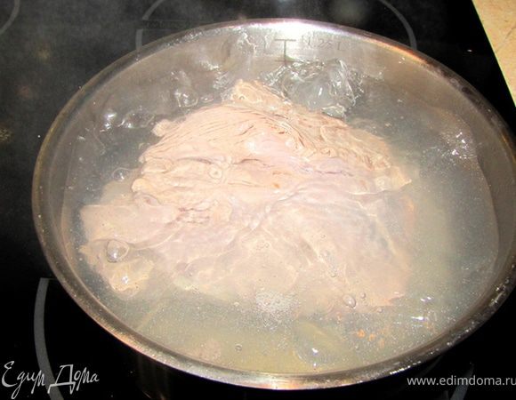 Кладем в кипящую воду мясо для того, чтобы в мясе остался максимально вкус. В данном случае пену снимать не надо. Она практически не образуется.