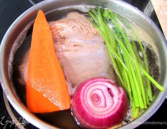Варим мясо в воде, положив туда очищенные лук с гвоздикой, разрезанную морковку, сельдерей и петрушку, в течение 1 часа.