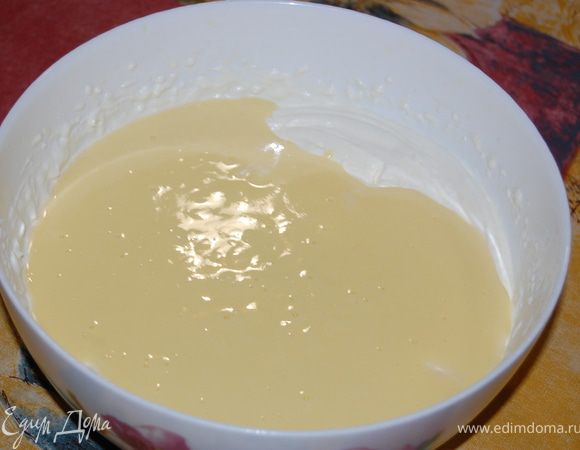 Сливки взбить с сахарной пудрой и добавить в остывшую смесь, перемешать.
