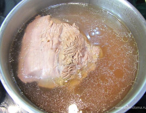 После того, как мясо приготовится - вытаскиваем все овощи и выбрасываем.
Мясо в бульоне ставим остывать в холодное место (так проще будет нарезать его).