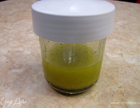 Готовим соус Винегрет. Для этого смешиваем 6 столовых ложек оливкового масла Extra Virgin и 2 столовые ложки винного уксуса, а также щепотку соли и немного черного перца. Перемешивать соус лучше венчиком, вилкой или просто взболтать в банке с крышкой.