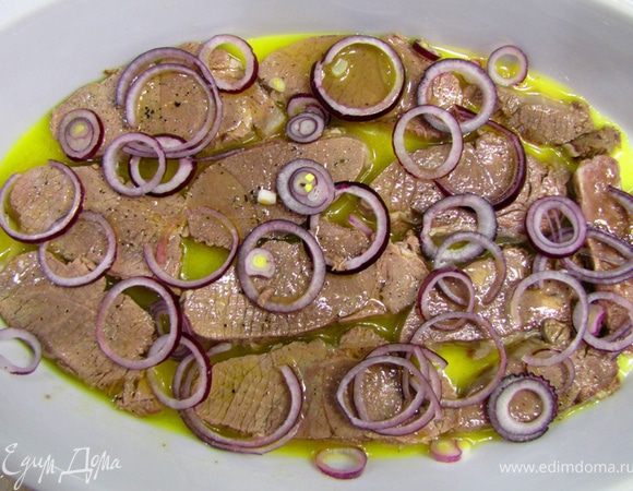 Выкладываем мясо в блюдо. Поливаем мясо соусом Винегрет.
Нарезаем сырой лук кольцами.
Укладываем сверху.
Прикрываем блюдо пленкой и ставим в холодильник как минимум на 12 часов.