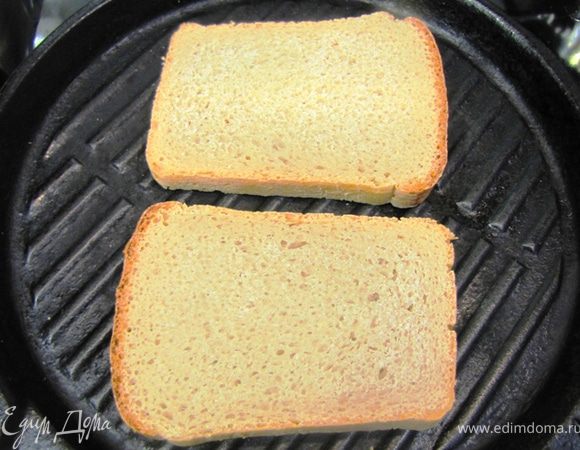 Сразу хочу оговориться. Я не понимаю чем оливки отличаются от маслин. Если оливки и маслины переводятся на английский как olives. То почему на русском между ними есть разница? Свихнуться можно  .
Так. На чем я остановился?.. А!
Итак. Отрезаем ломтики хлеба толщиной около 1 сантиметра. Важно, чтобы толщина была одинакова.
Кладем ломтики на сковороду гриль или настоящий гриль (в принципе можно и в тостер, но это будет без дымка, как безалкогольное пиво. Любите безалкагольное пиво?  ) Обжаривайте до того состояния, как любите. Лично я люблю с угольком)))