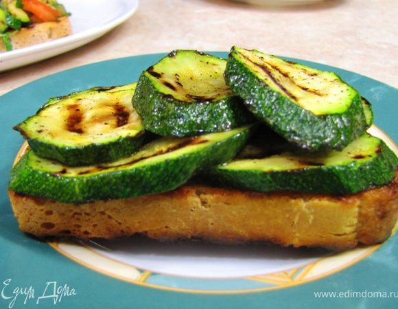 Кабачок, зажаренный на гриле.