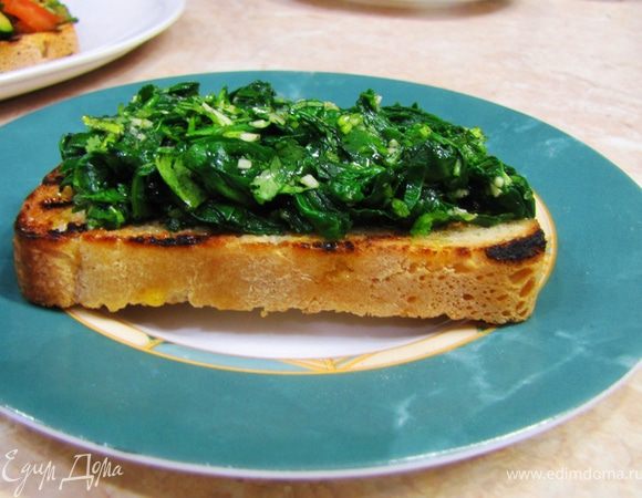 Шпинат с чесноком и оливковым маслом.