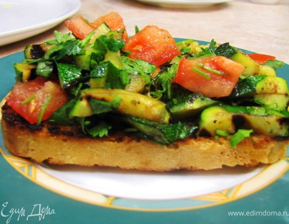 Кабачок с помидором и зеленью.