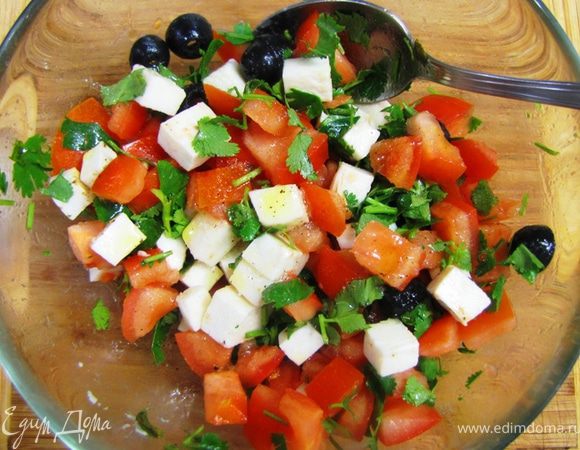 Приготовление начинок
Салат а ля капрезе
Что-то я поторопился с кростини и еще не описал этот салат.  Завтра будет. Положите салат на кростини и обязательно вдавите, чтобы соки пропитали хлеб.