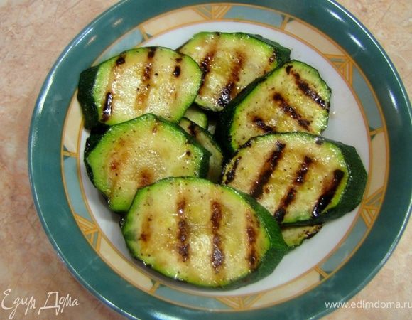 Кабачок, зажаренный на гриле. Рецепт по ссылке http://www.edimdoma.ru/recipes/33922