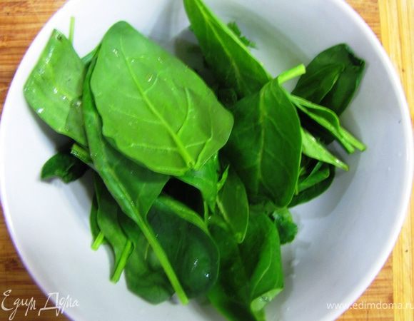 Шпинат с чесноком и оливковым маслом
Бесподобная штука. По крайней мере мне очень нравится (хотя, конечно, на вкус и цвет...)
Листья шпината промываем в проточной воде.