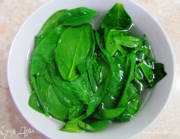 Кидаем листья в кипяток на несколько секунд, затем снова промываем.