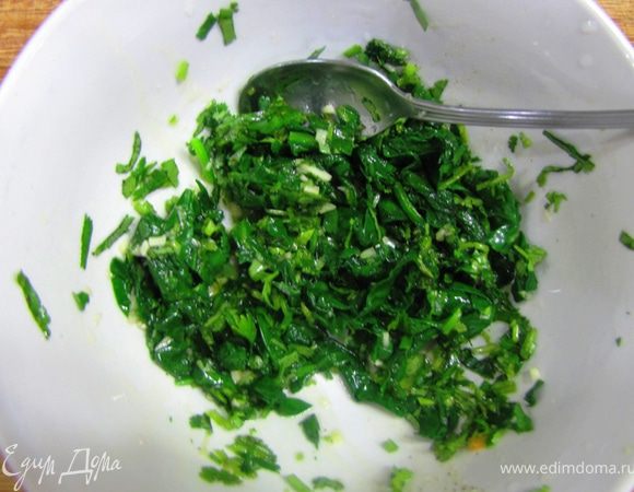 Смешайте все в емкости, посолите, поперчите и сбрызните оливковым маслом (снова Extra Virgin)