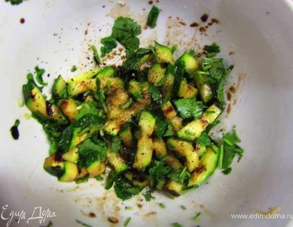 Кабачок с помидором и зеленью
Данная начинка делается очень легко.
Порубите соломкой готовый запеченный на гриле кабачок. Порубите маленький помидор. Порубите базилик. Смешайте все. Сбрызните чайной ложкой бальзамического уксуса. Посолите, поперчите, сбрызните оливковым маслом Extra Virgin. Положите на кростини и слегка вдавите.