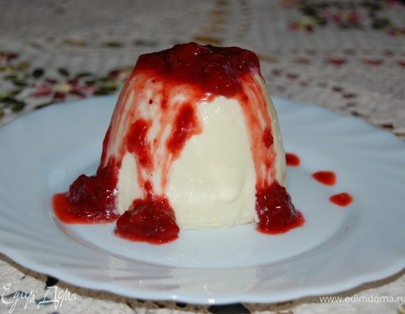 Когда десерт хорошо застыл... Чашку опускаем в горячую воду на 15-20 секунд, а затем переворачиваем чашку на тарелку... И поливаем клубничкой...