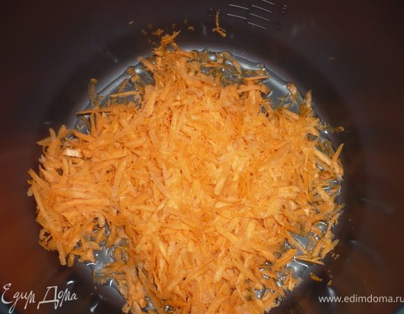 Морковку трем на крупной терке и укладываем ее в смазанную  раст. маслом кастрюльку. 