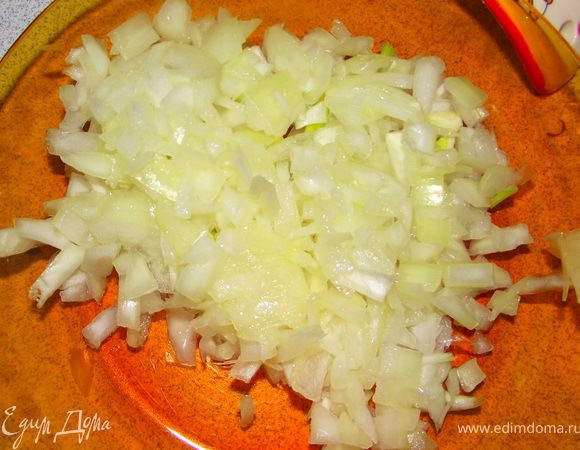 Лук порезать кубиками.