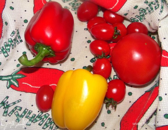 Овощи вымойте и высушите. Помидоры нарежьте кубиками, перец очистите и одну половину нарежьте квадратиками, а другую — полосками.Чеснок и листья розмарина (с одной веточки) измельчите.