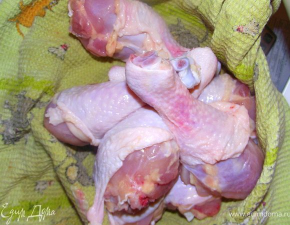 Курицу вымыть и высушить.