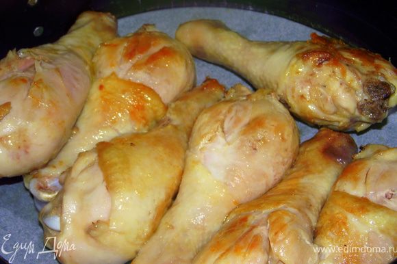 Курицу посолите и обжарьте на разогретой сковороде до румяной корочки. Обжаренную курицу переложите в форму для запекания.
