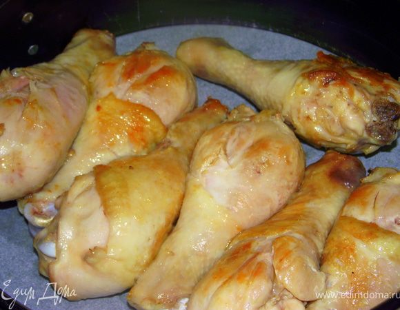 Курицу посолите и обжарьте на разогретой сковороде до румяной корочки. Обжаренную курицу переложите в форму для запекания.