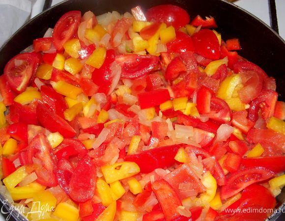 Затем положите помидоры и перец. Готовьте 5 минут на сильном огне, помешивая.