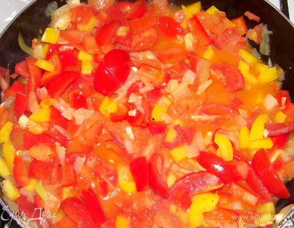 Ближе к концу добавьте мелко измельченный чеснок и листья розмарина.Посолите, поперчите по вкусу. Получившийся соус вылить на курицу.Поставьте в разогретую до 200 градусов духовку, запекайте 15 минут