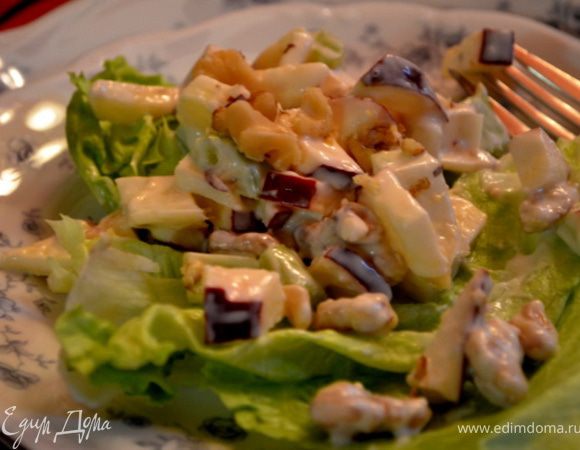 Смешать майонез,лимон.сок и молоко в миске.
Выложить в салатницу яблоки и сельдерей,орехи.
Полить смесью приготовленной.
Подавать ,уложив на салатные листья салат из яблок.
Хранить в холодильнике.