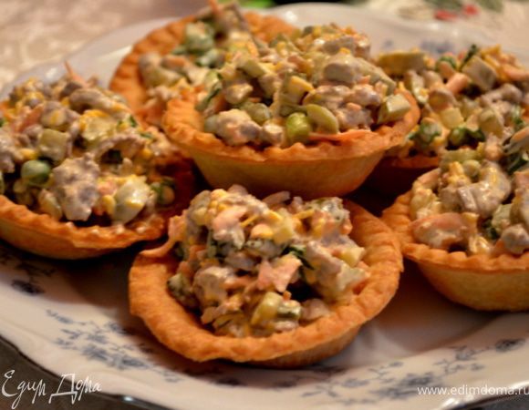 Масло или маргарин порубить с мукой.,посолить и добавить желток, замесить тесто.Можно добавить сметаны.Поставить тесто в холодильник на 15мин.,затем раскатать тесто в тонкий пласт,вырезать кружки,разложить в смазанные маслом формы/красиво будет смотрется в ребристой формочке/и выпекать в хорошо нагретой духовке 240гр- 15мин.