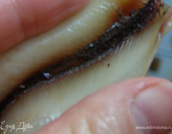 Самое главное чтобы рыбка была не перемерзшей.Иначе будет разваливаться.Мойву вымыть,обсушить.Распотрошить(удалив внутренности)и отрезать голову.