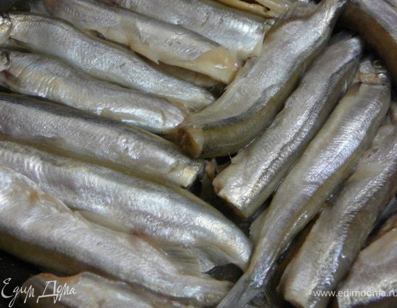 На сковороду налить растительное масло,выложить вымытую и обсушенную мойву,в один ряд.