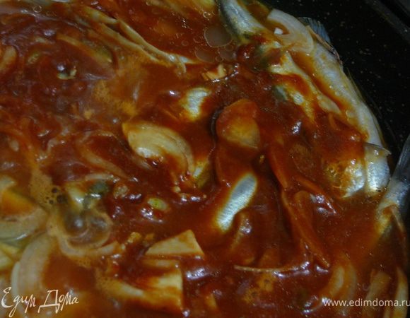 Налить в стакан половину стакана воды,добавить в воду 2 ст.л. томат.пасты,размешать.Вылить к рыбе.