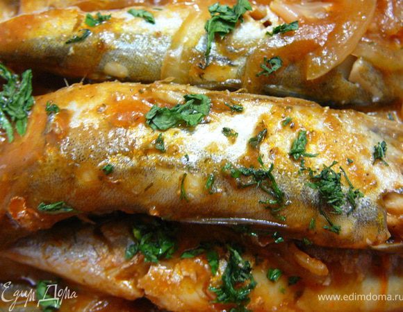 Аккуратно перемешать,не поломав рыбку.Накрыть крышкой и тушить минут 8.Затем открыть крышку,слегка перемешать и оставить еще тушиться минут на 12-15 на слабом огне.