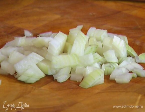 Луковицу почистить и мелко порубить.