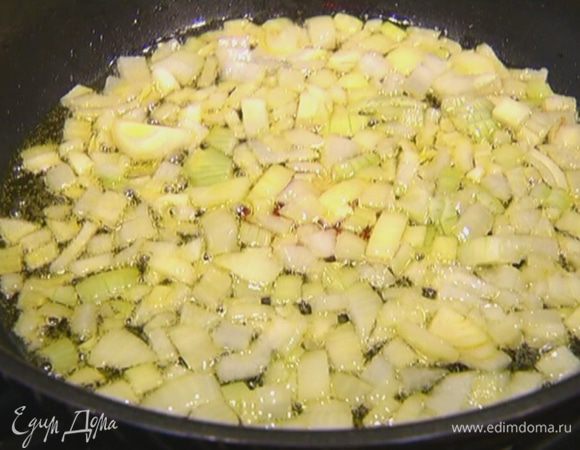 Разогреть в сковороде оливковое масло и обжарить лук и чеснок на небольшом огне до прозрачности.
