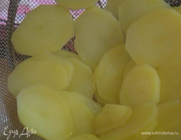 Картофель почистить, нарезать тонкими кружками, затем залить кипятком, посолить и варить практически до готовности.
