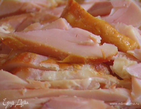 Куриные грудки нарезать тонкими полосками.