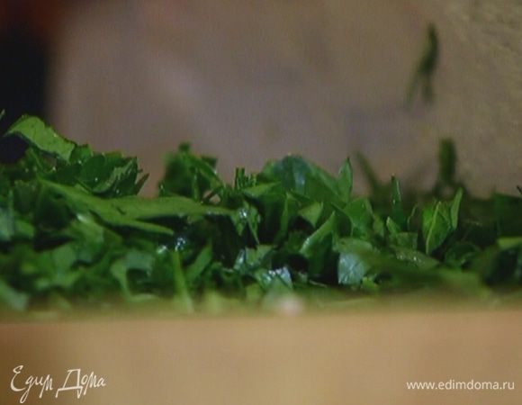 Шнитт-лук и петрушку мелко порубить.