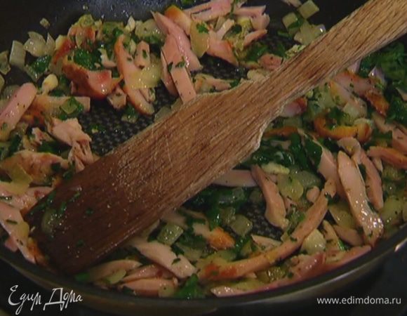 Добавить курицу и зелень в сковороду с луком, посолить, поперчить.