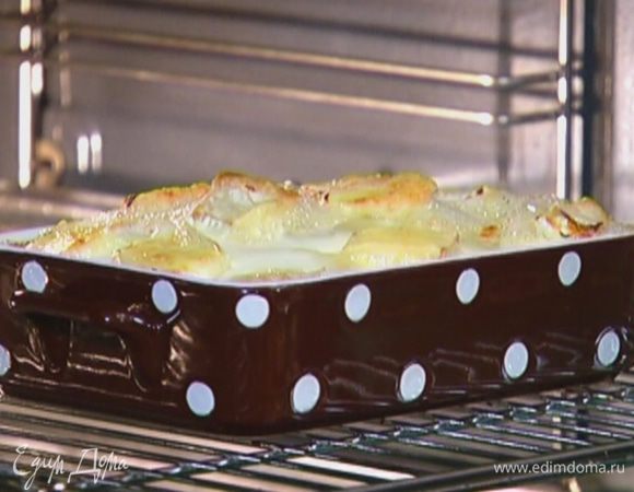 Отправить форму в разогретую духовку на 15 минут, затем 2–3 минуты запекать под грилем до появления золотистой корочки.