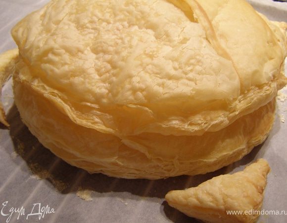  Приготовление слоёной основы. Я брала форму диаметром 20 см.
Листы теста немного раскатать и вырезать в форме круга, по радиусу разъёмной формы, где будет собираться торт. Выпекать на листе, накрытом пергаментом при 180- 190 гр. до лёгкого зарумянивания, в среднем полчаса. Я выпекаю сразу 2 коржа на 2-х уровнях в режиме конвекция.


Готовые слои подержать немного в погашенной духовке, чтобы тесто не опало.