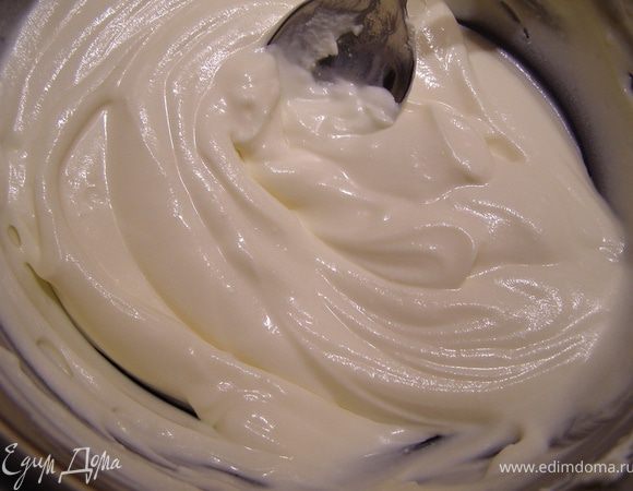  Пока слои выпекаются и остывают, приготовим крем.
Маскарпоне и творожный сыр достать из холодильника и подержать полчаса при комнатной температуре.
Растираем маскарпоне с  сахарной пудрой, добавляем творожный сыр, можно ложку ликера Амаретто плеснуть, взбиваем ложкой до однородности. (я пудру добавляю постепенно и пробую, чтобы не было слишком приторно).