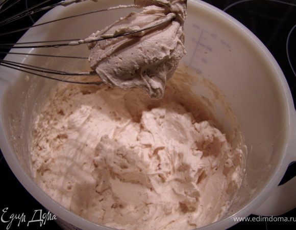 Сливки взбиваем в плотную массу с 1 ст.л. сахарной пудры с ванилью при помощи миксера, постепенно вливаем вишнёвый сироп. Сливочный крем должен получиться очень плотным. 