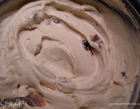 Добавляем его в сырную массу, перемешиваем  до однородности, добавляем ягоды из варенья (пары столовых ложек вполне достаточно)