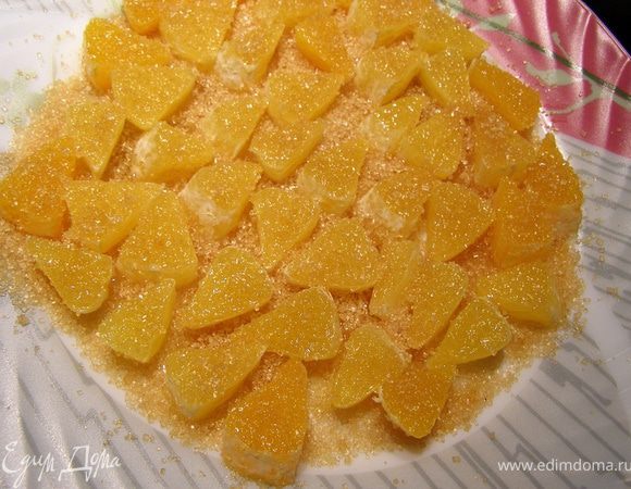 Апельсин разбираем на дольки, режем их пластинками по 0,7 см, обваливаем в коричневом сахаре Демерара и оставляем не накрытым на 40 мин. Апельсин  даст немного сок, пропитает сахар и будет очень вкусно и без термической обработки.