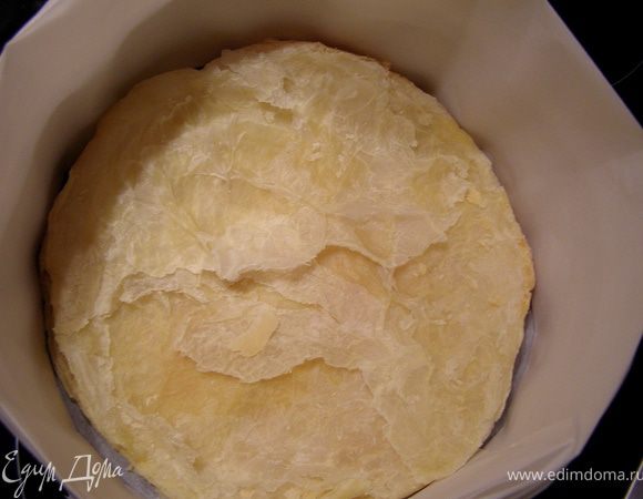  Собираем торт. Я делю корж на две части, потому что люблю сильно пропитанные кремом слои, всего получается 4 коржа из теста. Крем делим на 4 части - три побольше и одна поменьше для смазывания верха. 
Разъёмную форму застилаем пергаментом, выкладываем первый корж, по бортикам выстилаем пергамент, чтобы края торта были ровными, а крем заполнил все пустоты.